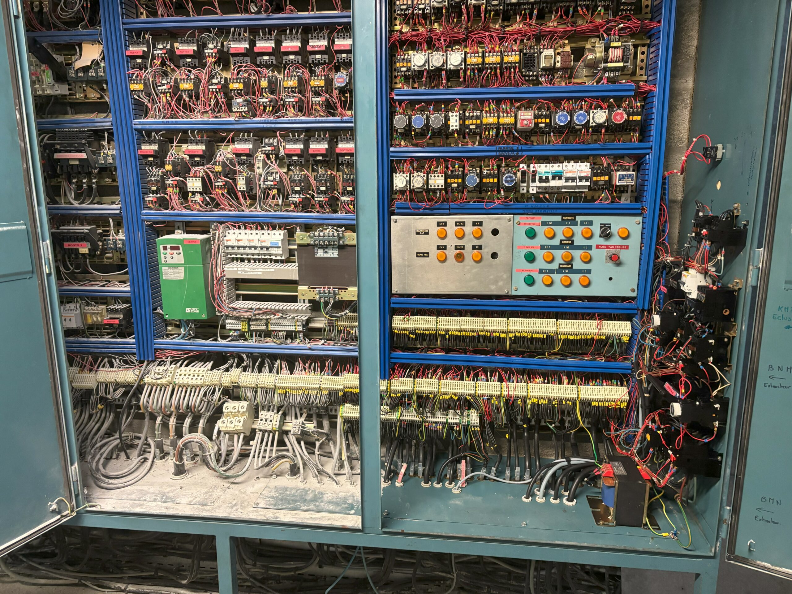 Dépoussiérage cryogénique d’armoires électriques et baies informatiques