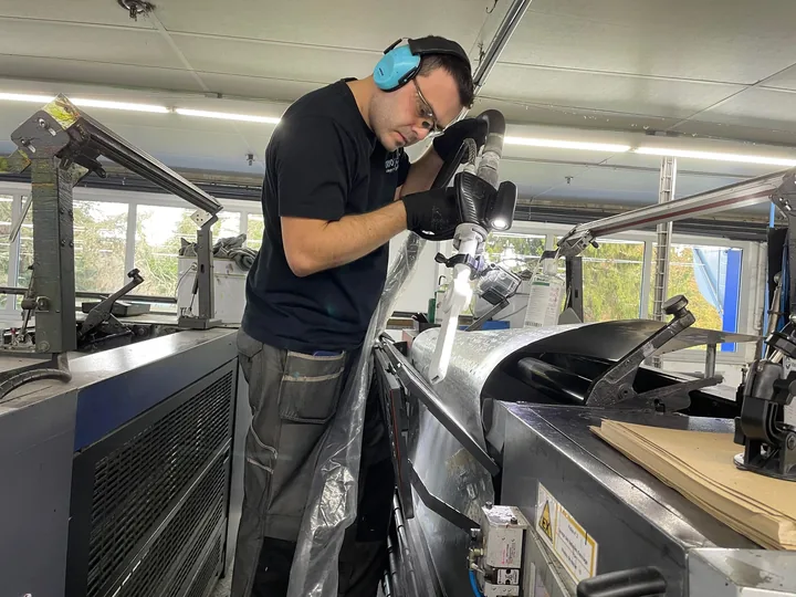 Nettoyage cryogénique des machines offset : rouleaux, blanchets, convoyeurs, bâtis